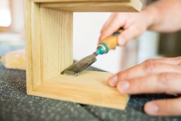 Handarbeit an einer Holzleuchte